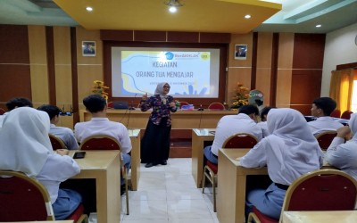 Dokumentasi Orang Tua Mengajar di SMK Negeri 7 Yogyakarta